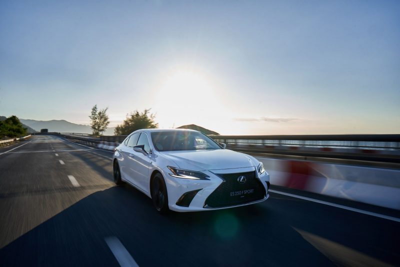 Lexus ES 2023 tiết kiệm nhiên liệu.