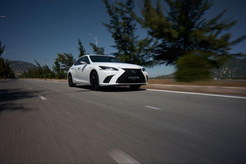 Lexus ES 2023 có giá cao.