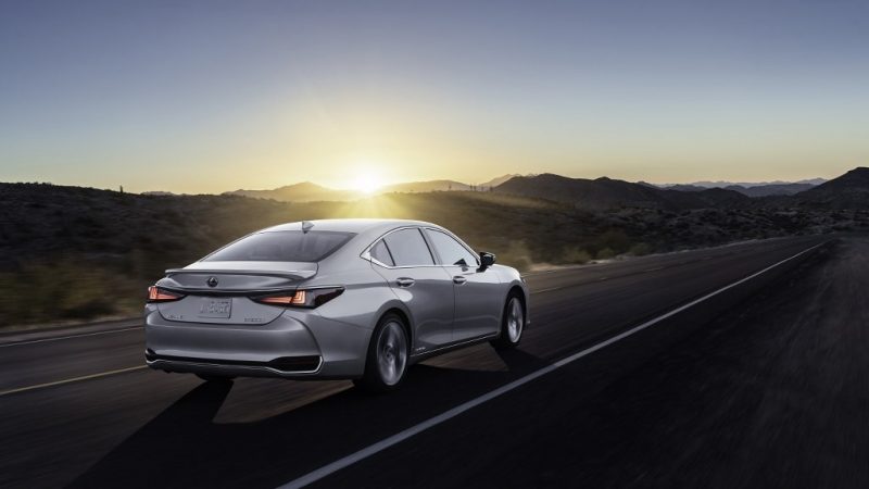 Lexus ES 2023 có cảm giác lái an toàn.