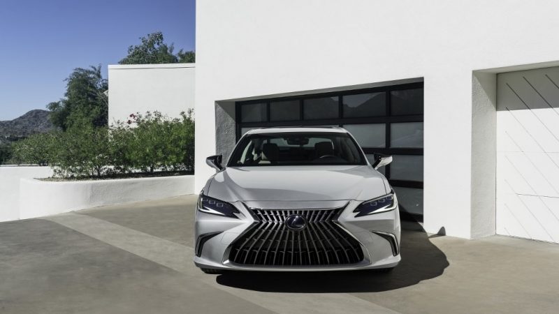 Lexus ES 2023 sở hữu thiết kế sang trọng.