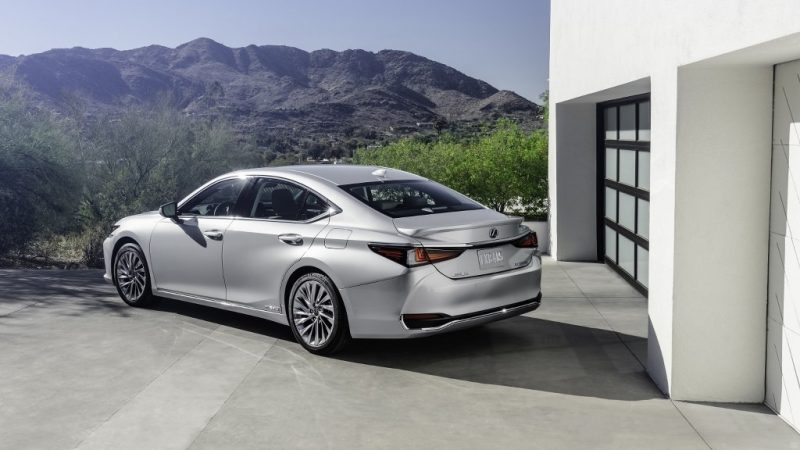 Lexus ES 2023 với phần đuôi thể thao.