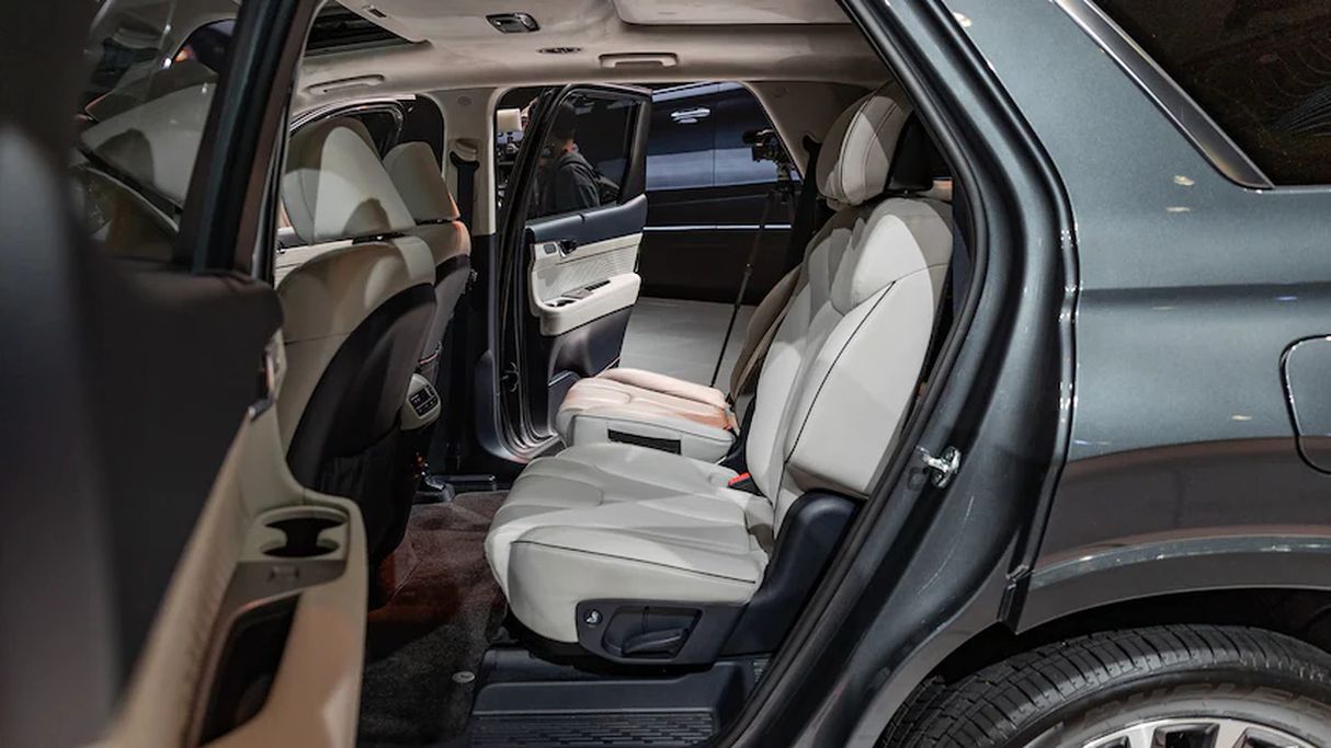 Không gian hàng ghế sau Hyundai Palisade 2023 rộng rãi, thoải mái